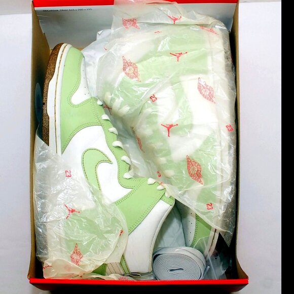 Mens NIB Nike Dunk High SE Sneakers Size 11 1/2 Green Honeydew & Summit White - Picture 3 of 14